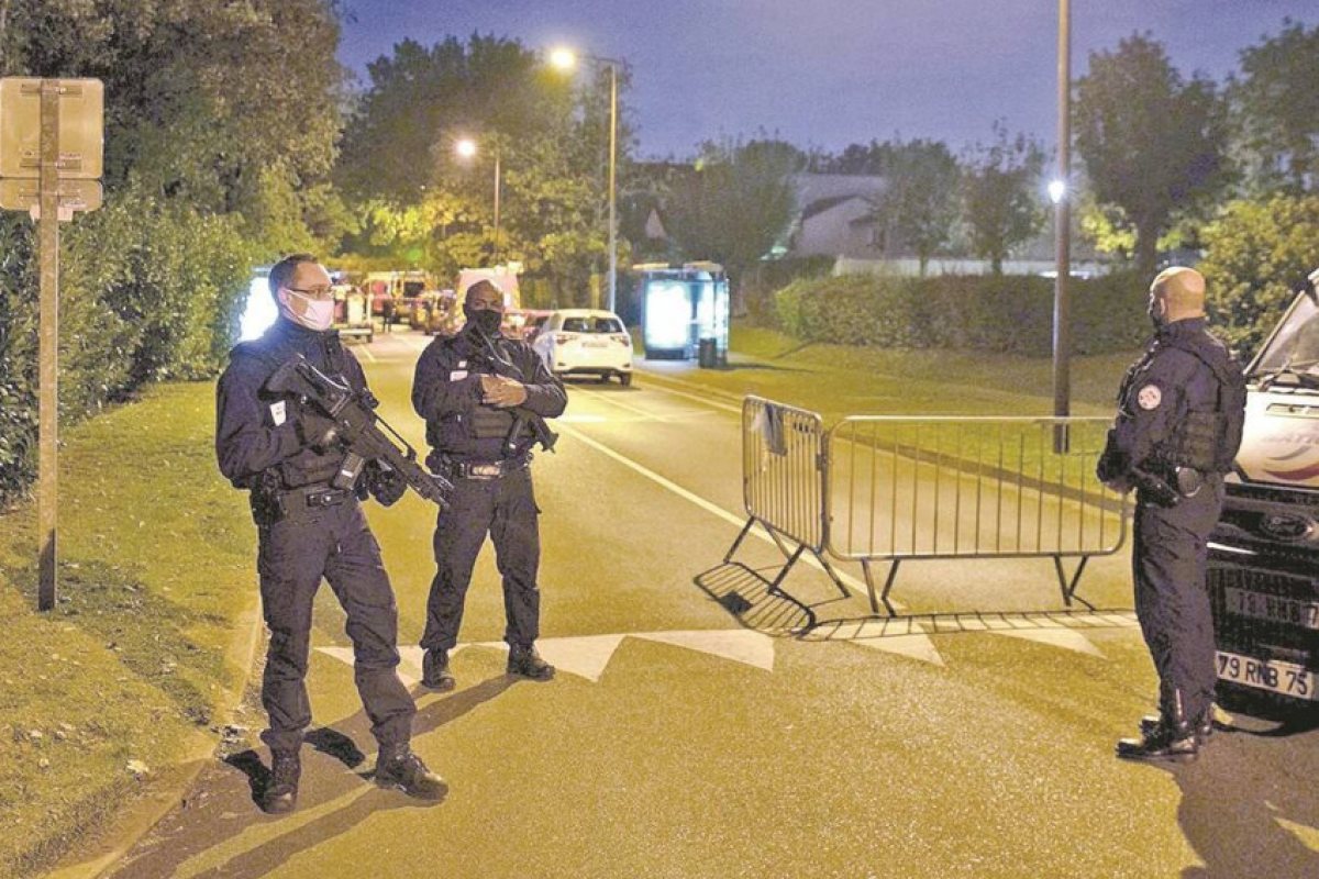 Трима полицаи са убити при стрелба в Централна Франция