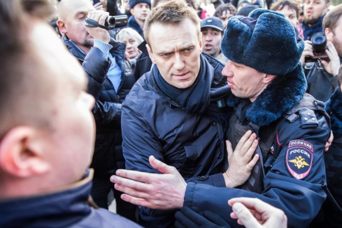 Политикът Алексей Навални го чака затвор ако не се върне в Русия
