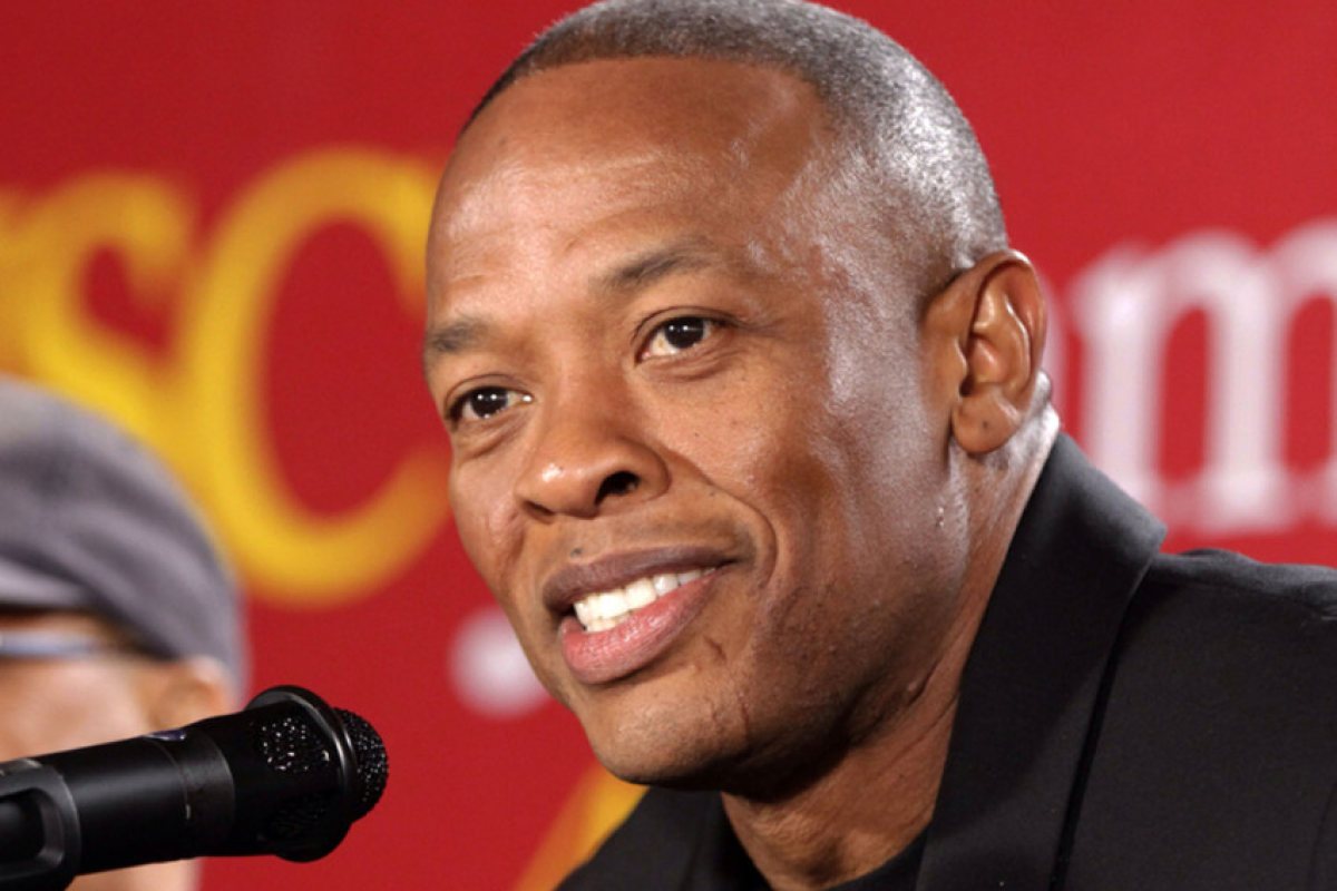 Рапърът Dr. Dre е приет в болница заради аневризма в мозъка