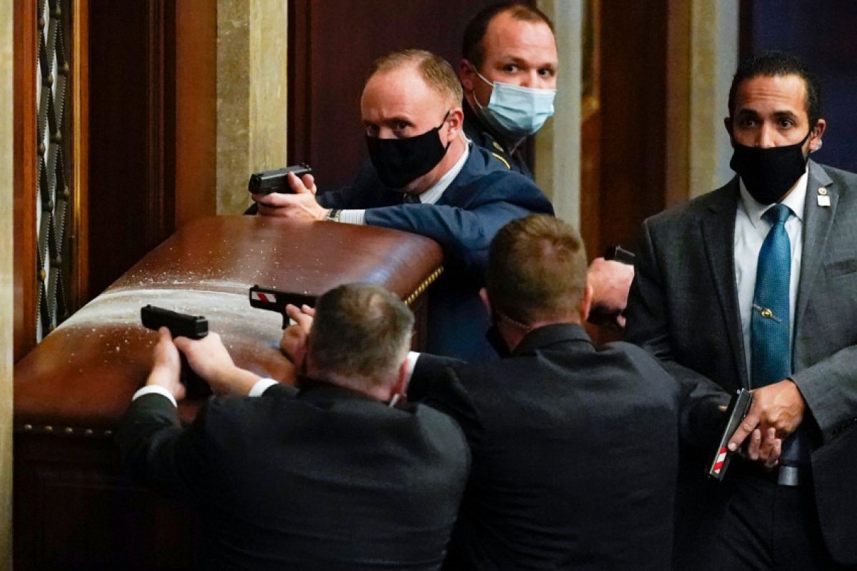 ОБЗОР: Щурмът на Капитолия (СНИМКИ +18)