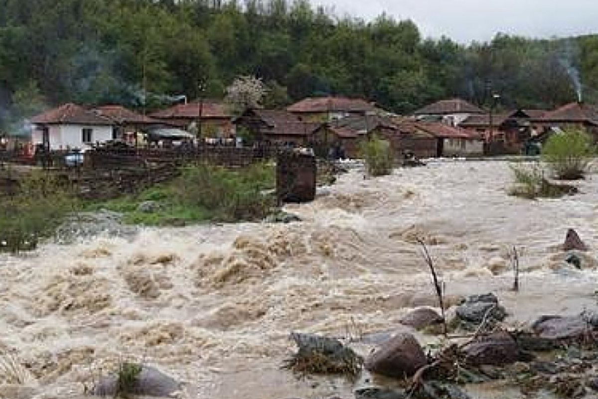 Над 2,5 метра е достигнало нивото на река Струма в край благоевградското село Бело поле.