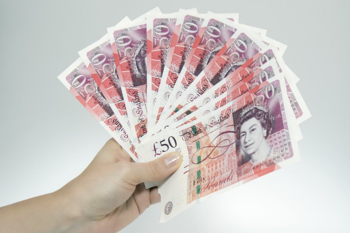 Великобритания: Всеки с положителен ковид-тест, ще получава по £500 паунда!