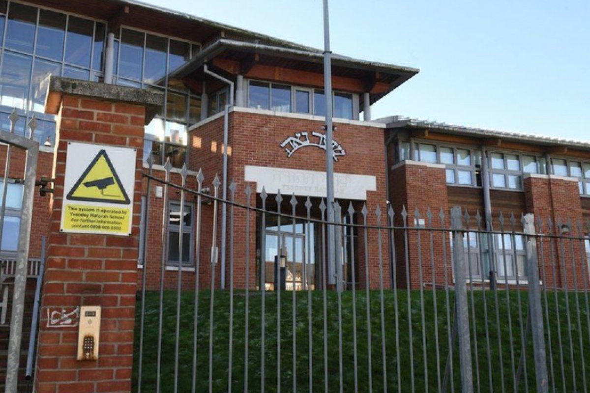 Сватбено тържество от 400 души в Stamford Hill разбито от полицията