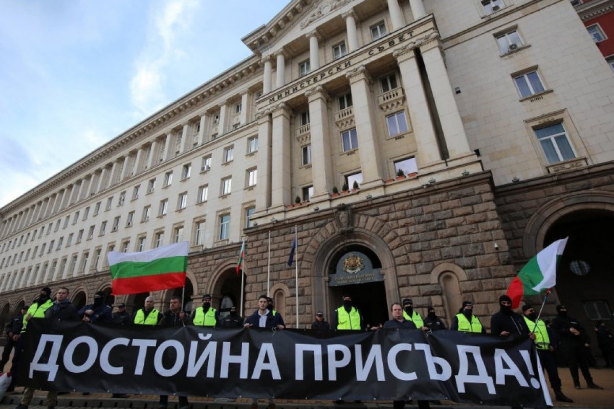 Демонстранти опитаха да влязат в сградата на Министерски съвет