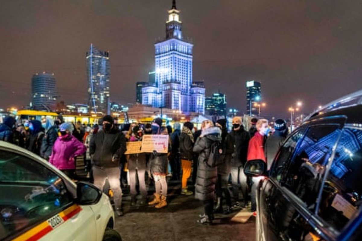 Полша: масови протести и размирици срещу забраната на абортите в страната! 