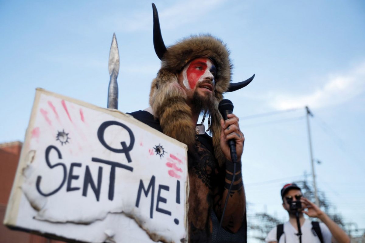 Великобритания се превръща в огнище на конспиративни теории - QAnon!