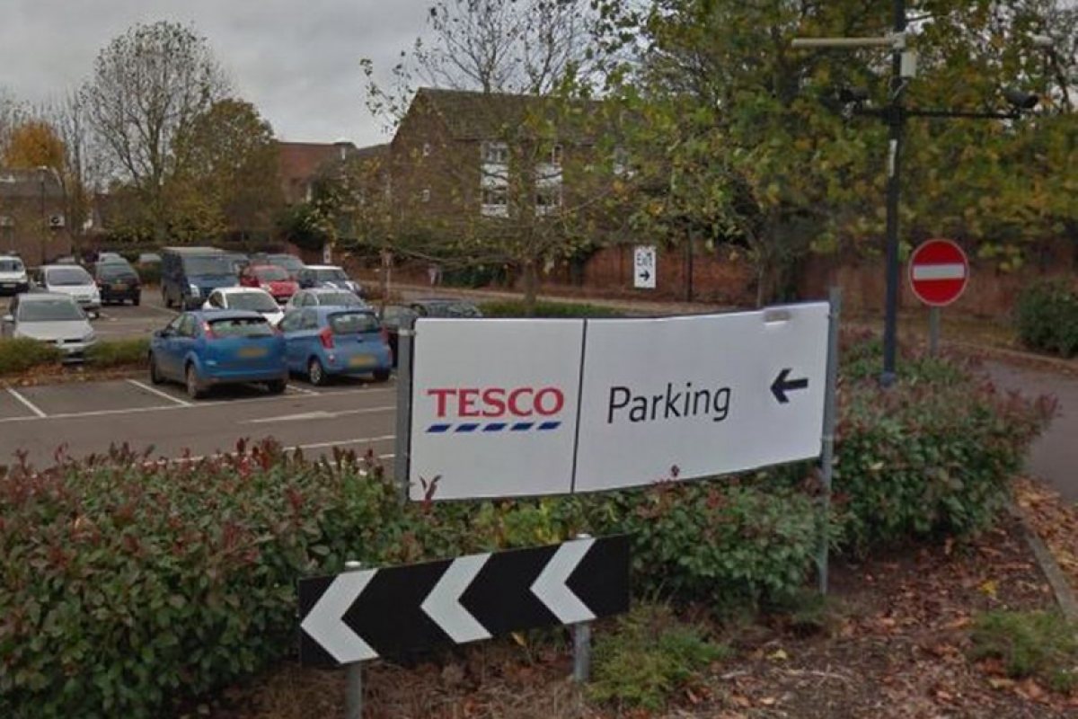 Странна загадка: На паркинга на Tesco автомобилите отказват да се подчиняват на собствениците си!