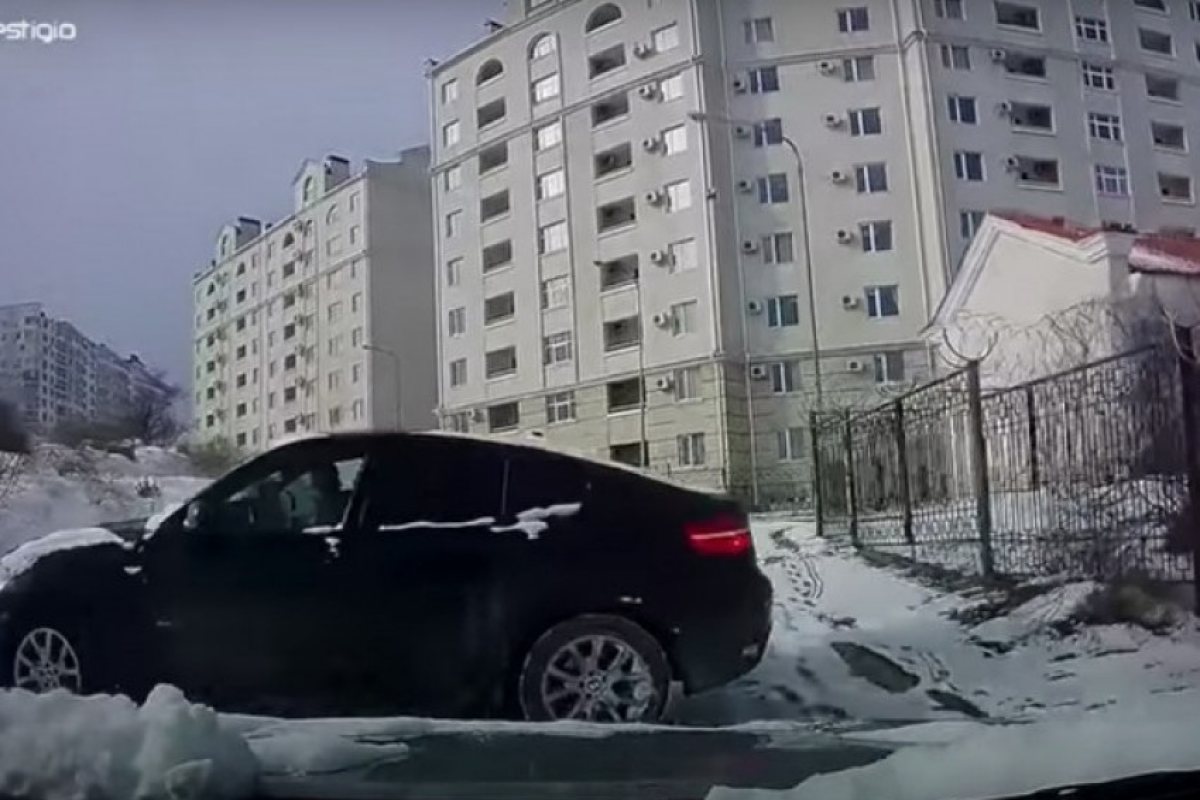 Вижте как шофьор избягва сблъсък, след като насрещно движещото се БМВ X4, поднася на сняг! (ВИДЕО)