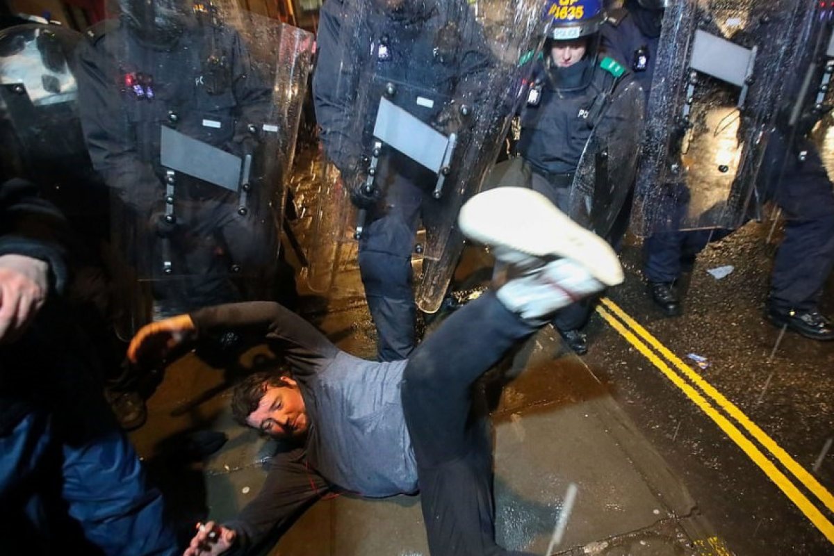 Бристол-Великобритания: Отново тежки сблъсъци между полиция и протестиращи..