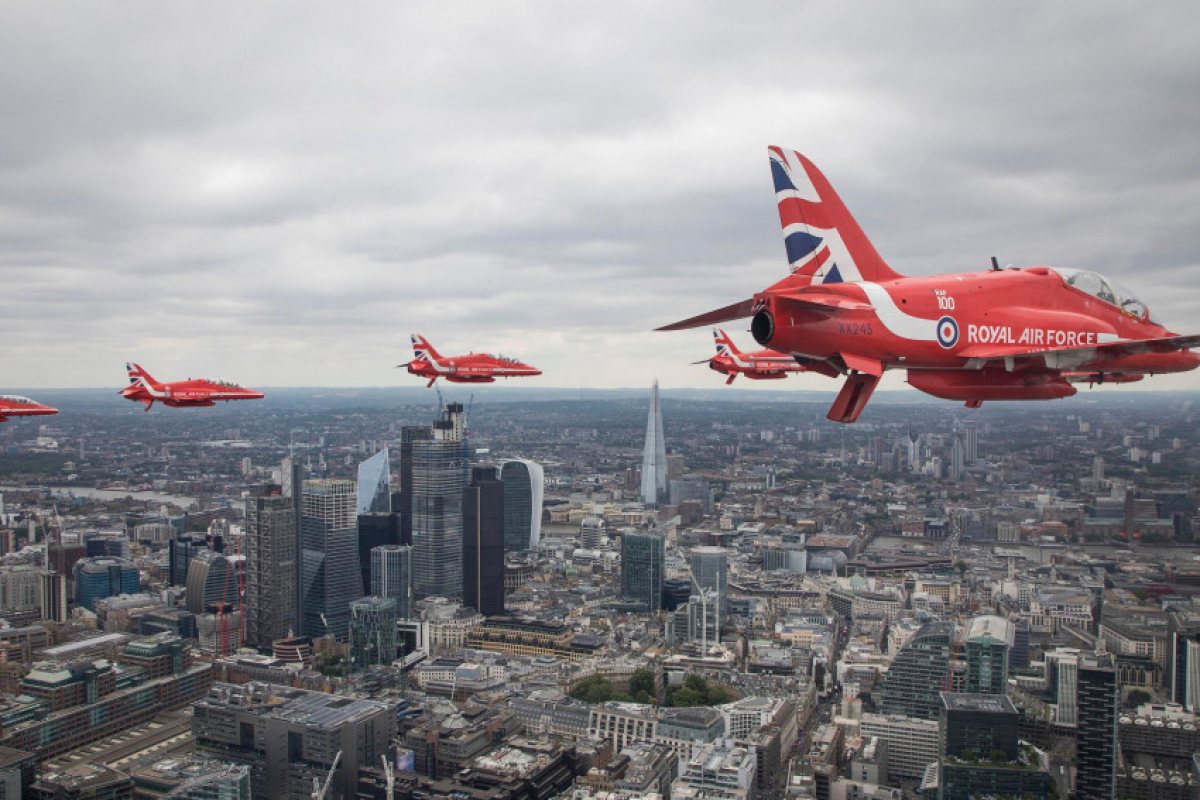 Red Arrows ще летят над Лондон днес (СНИМКИ) 
