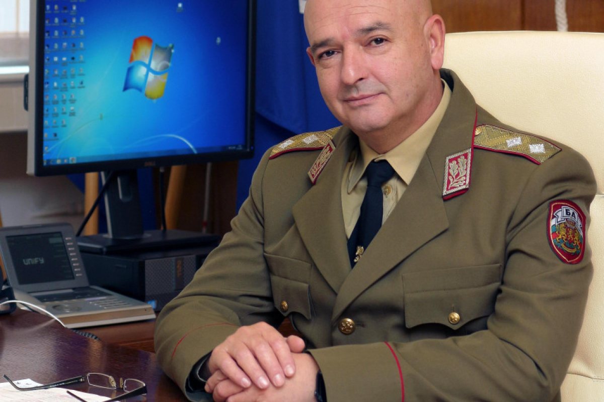 Генерал Мутафчийски се изгуби от поглед ... и стана дядо