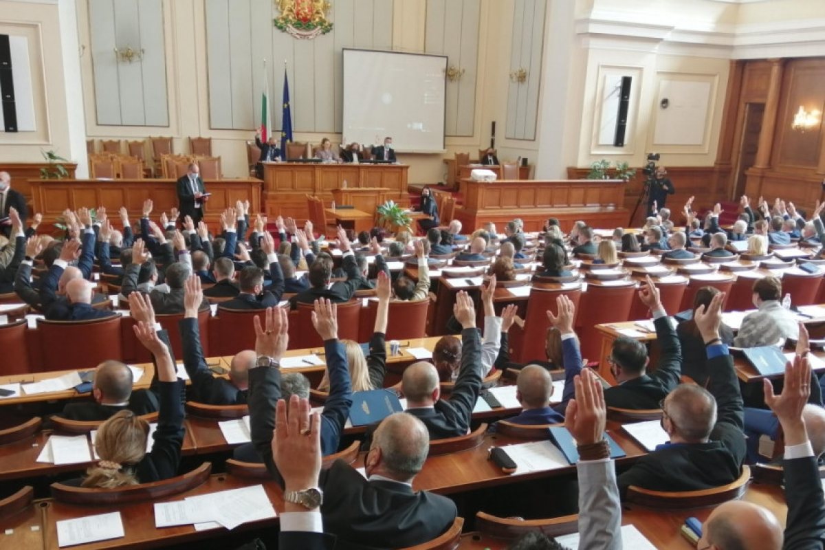Парламентът гласува оставката на правителството