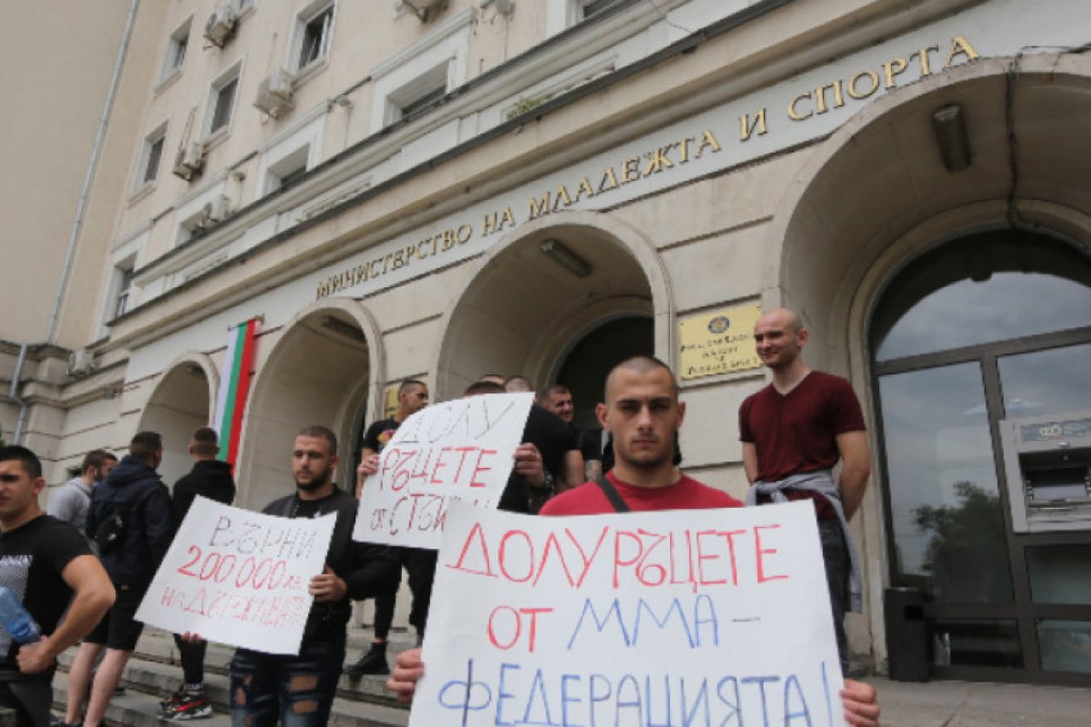 ММА бойци нахлуха в Министерството на младежта и спорта. Пристигнала е полиция!