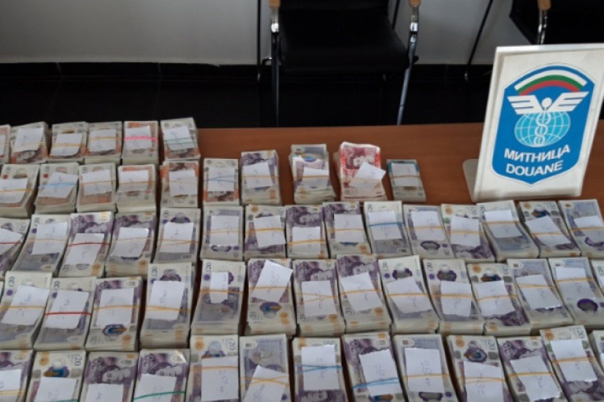 Задържаха британски паунди за над милион лева на българска граница 