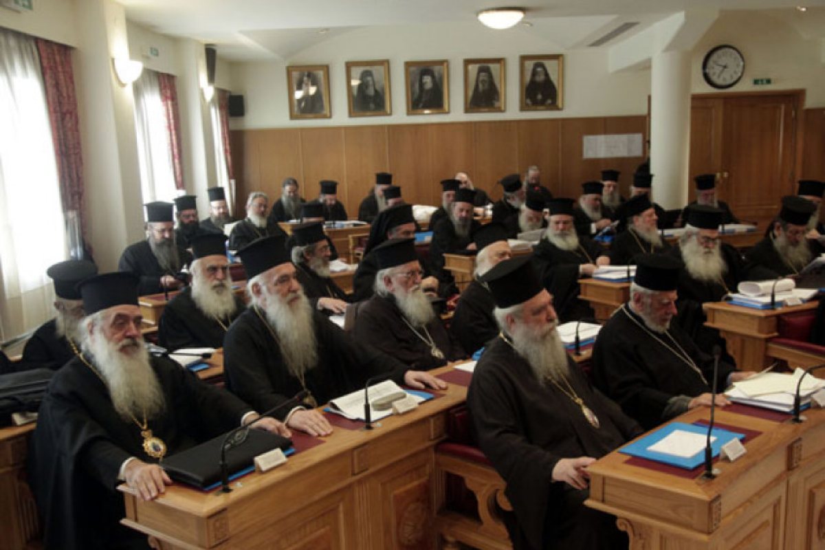 Монах заля с киселина висши духовници, адвокати и полицаи - обезобрази ги!