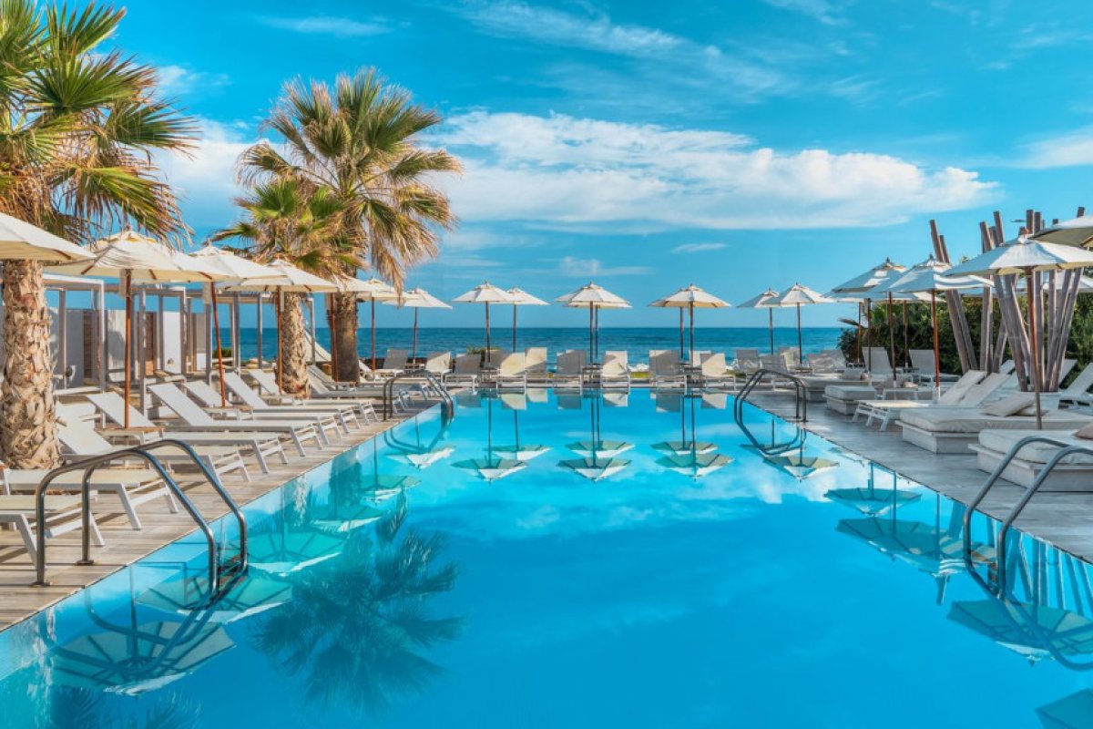Фалит на туроператор: 150 000 българи излъгани с предплатените почивки в Гърция