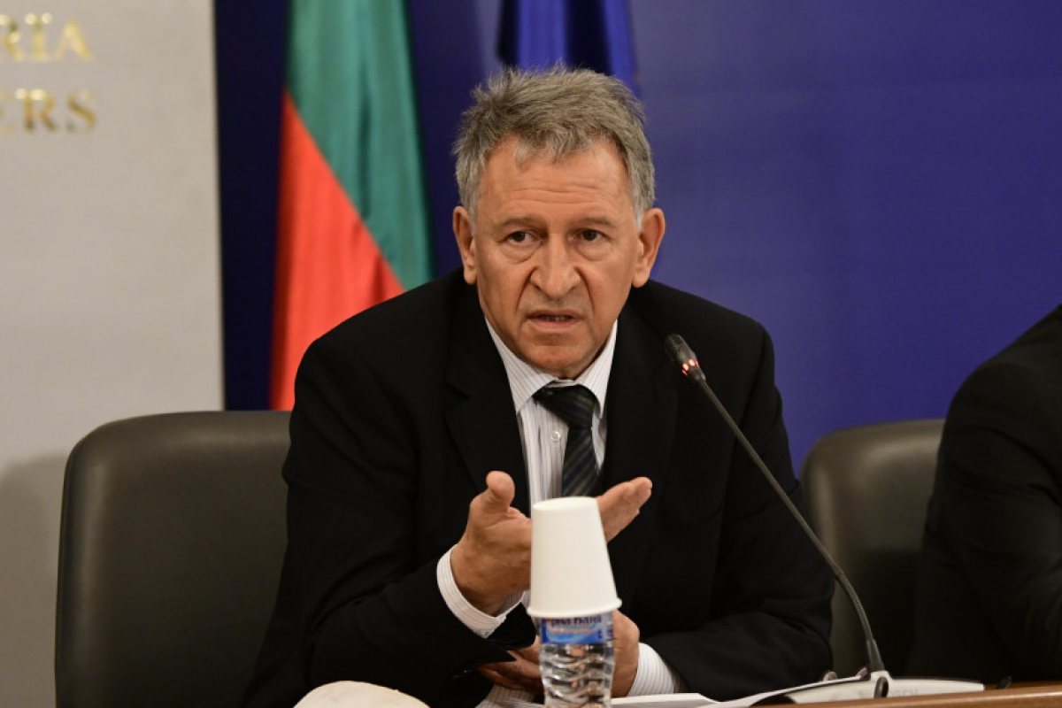 Здравният министър Кацаров: "Епидемията не е в контрола ни, не сме застраховани от нова вълна."