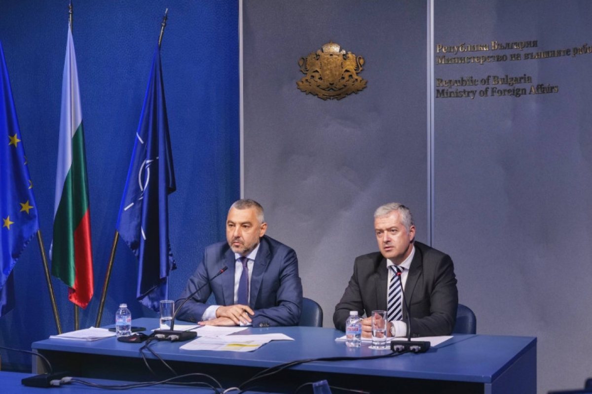 Брифинг в МВнР: Доставени са всички машини за гласуване в чужбина