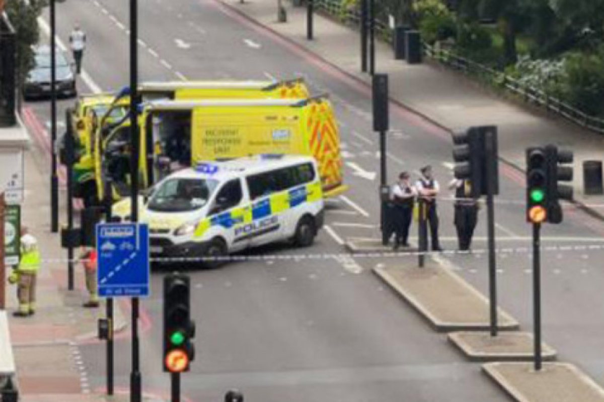 Мостът Vauxhall Bridge е отворен отново след сигнал за „взривно устройство“ 