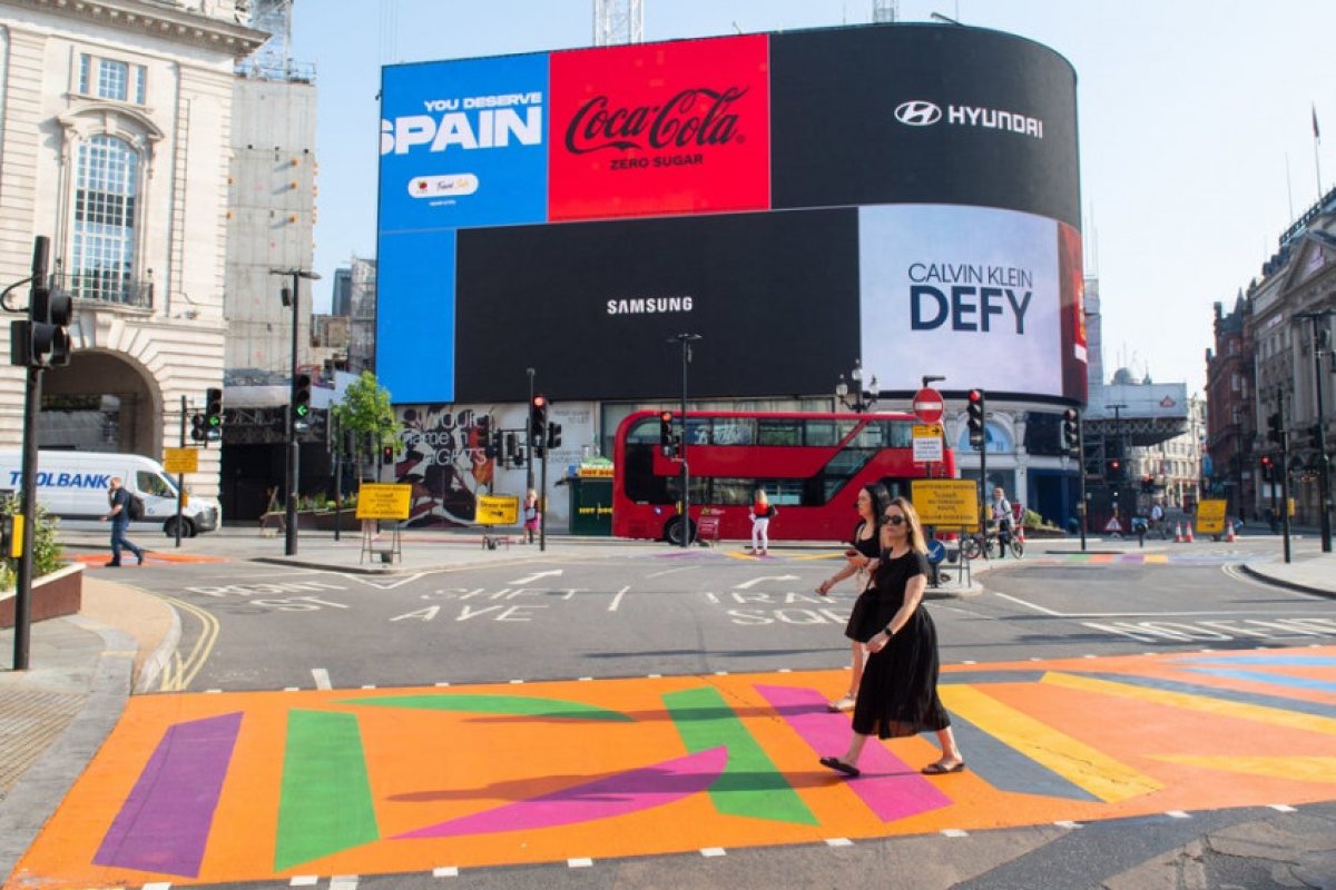 Piccadilly Circus преобразен с произведения на изкуството 