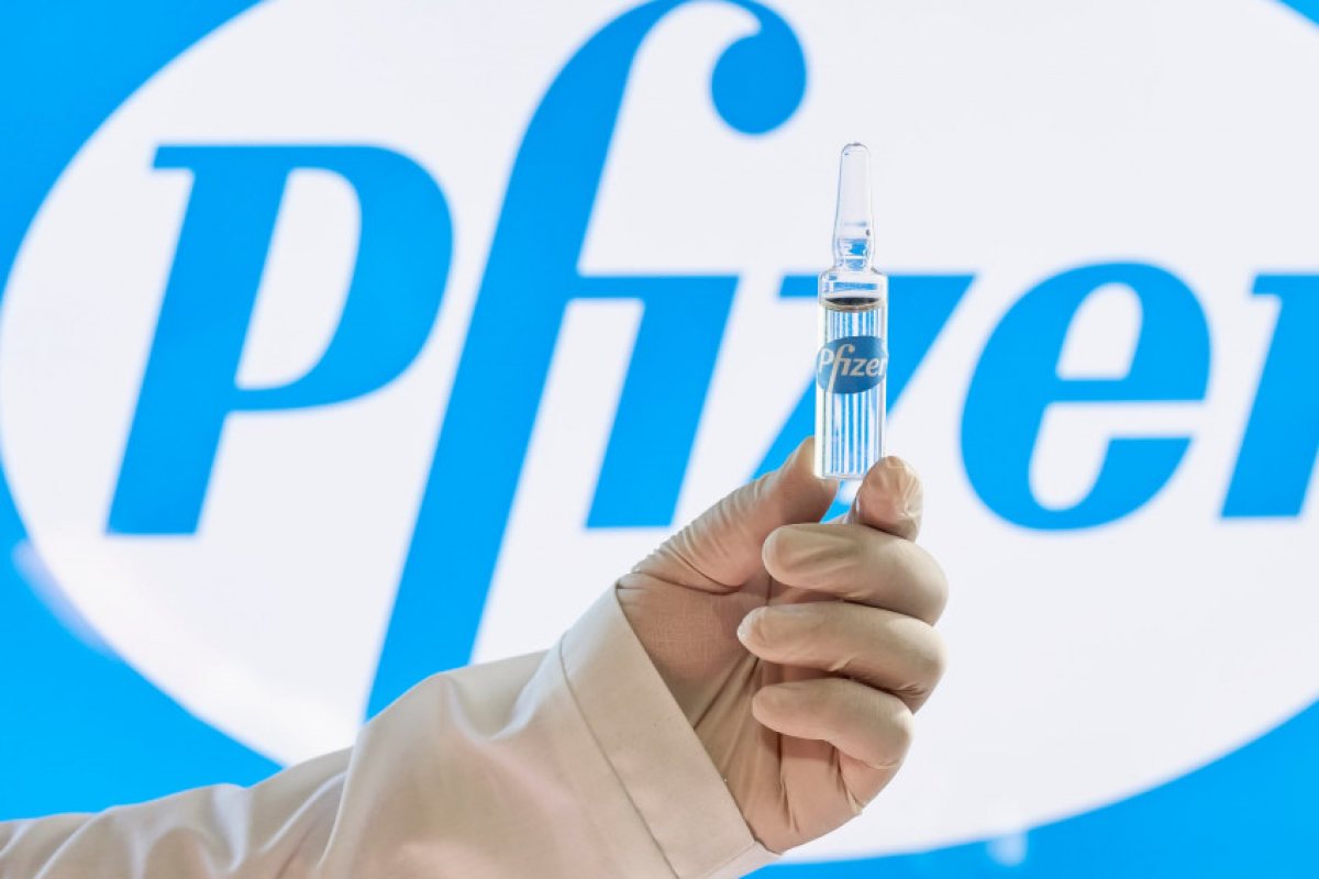 Ваксината на Pfizer/BioNTech е най-ефективна, когато времето между двете убождания е поне...