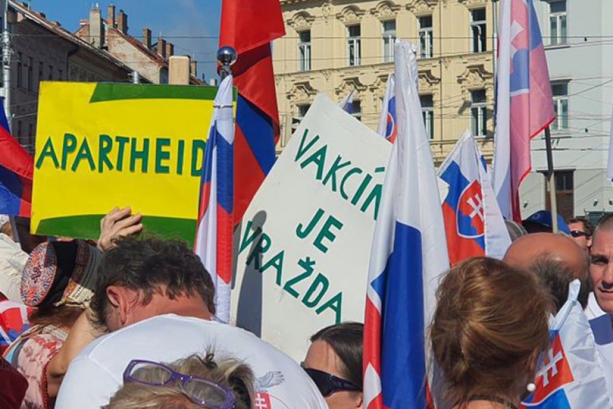 Протест в Братислава срещу ваксинирането и правата на ваксинираните блокира центъра на града!