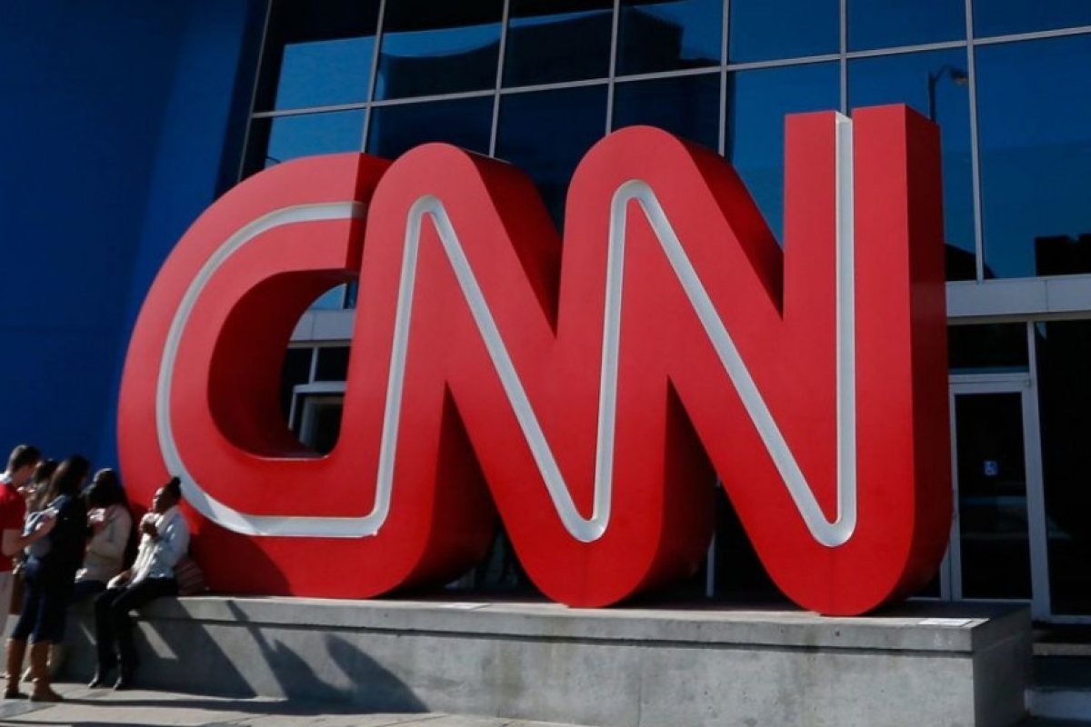 "CNN" започна да уволнява неваксинираните си служители. 