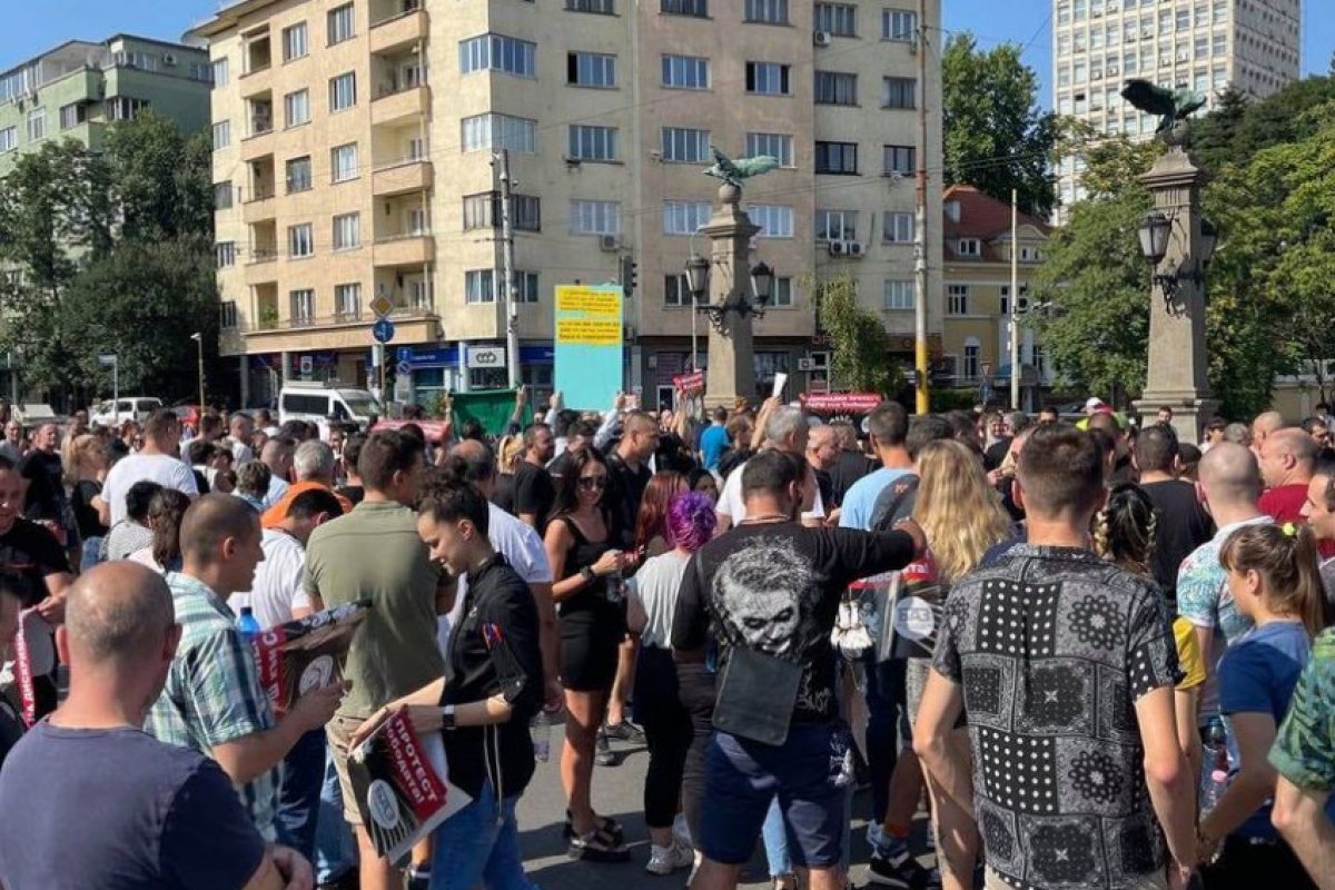 Протест срещу ковид-мерките блокира Орлов мост!