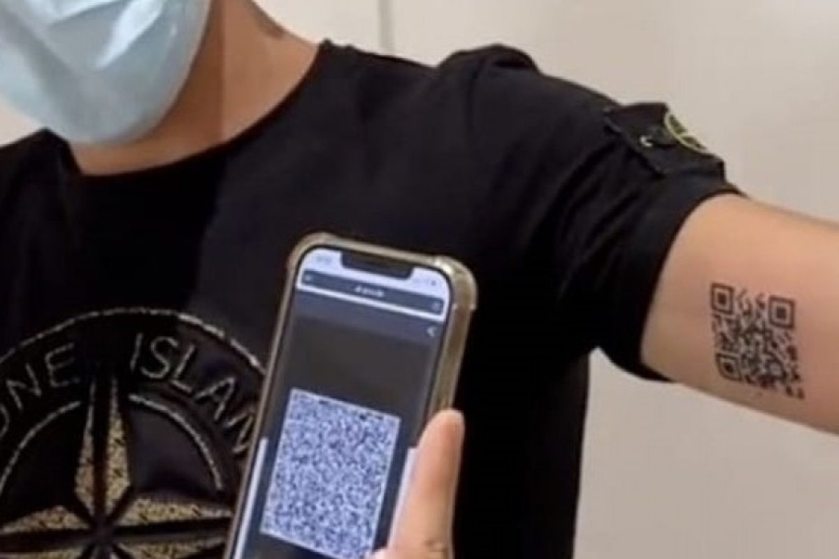 Матрицата: Започнаха да си татуират QR кодове за ваксинация по тялото.