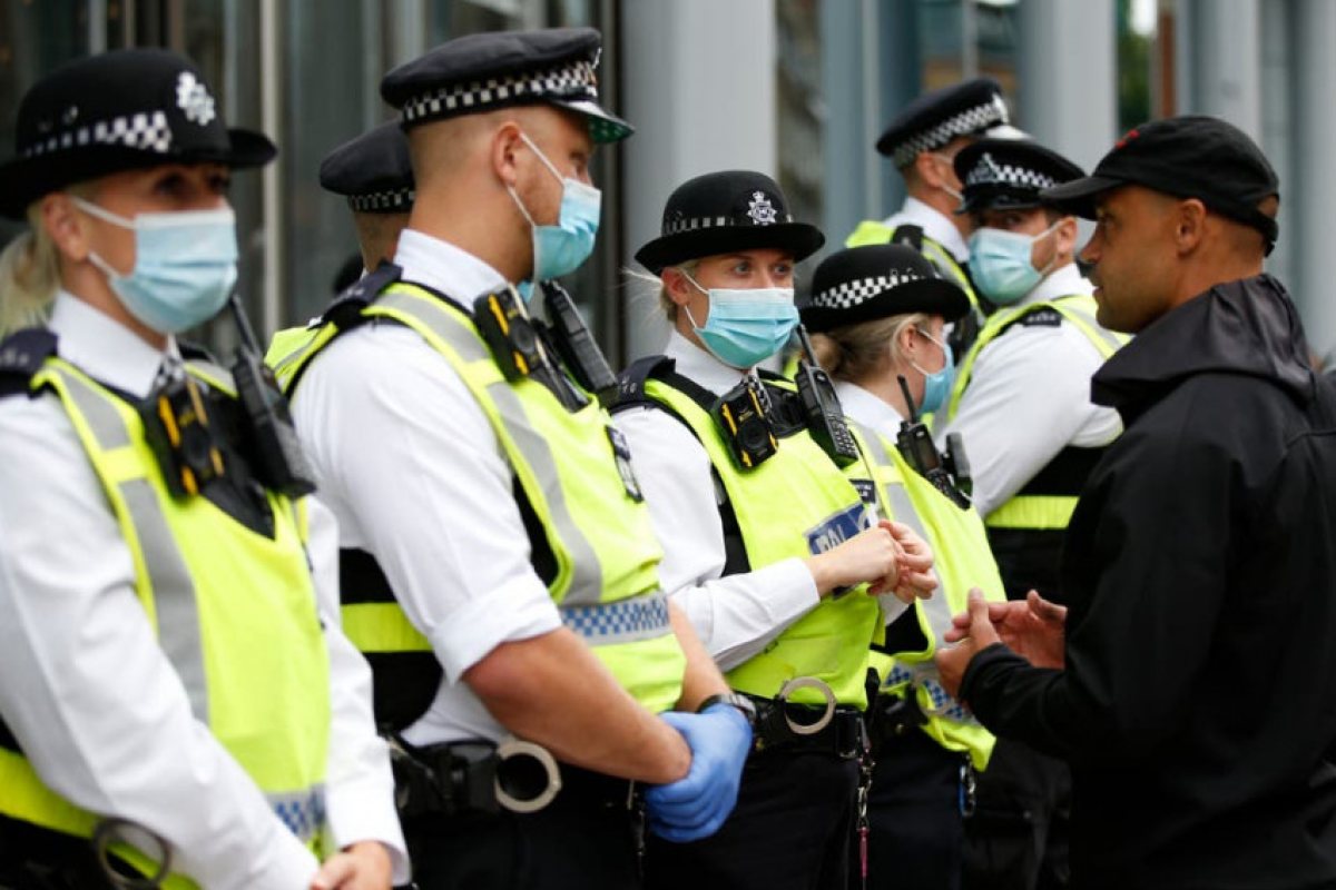 Met Police "обмисля неутрални по отношение на пола униформи"