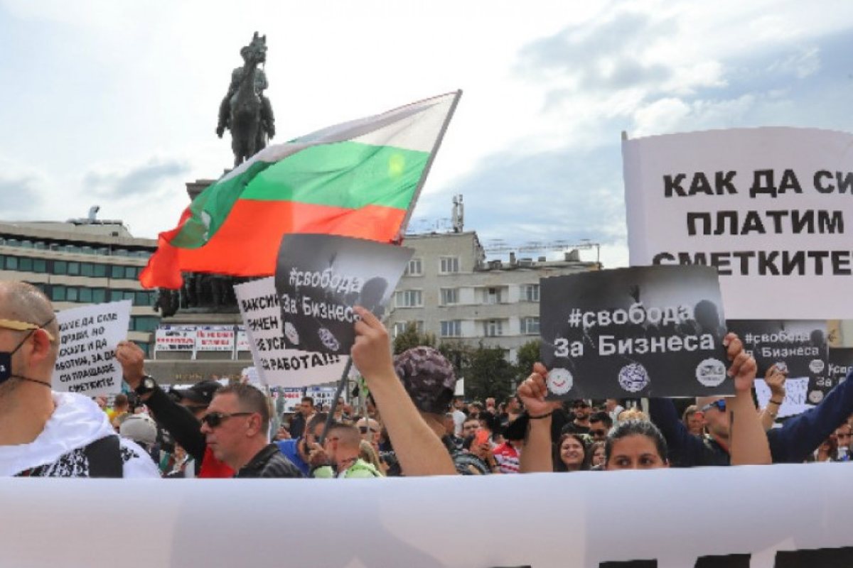 Протести в София срещу новите ковид-мерки и ограничения. Демонстрантите искат оставки!