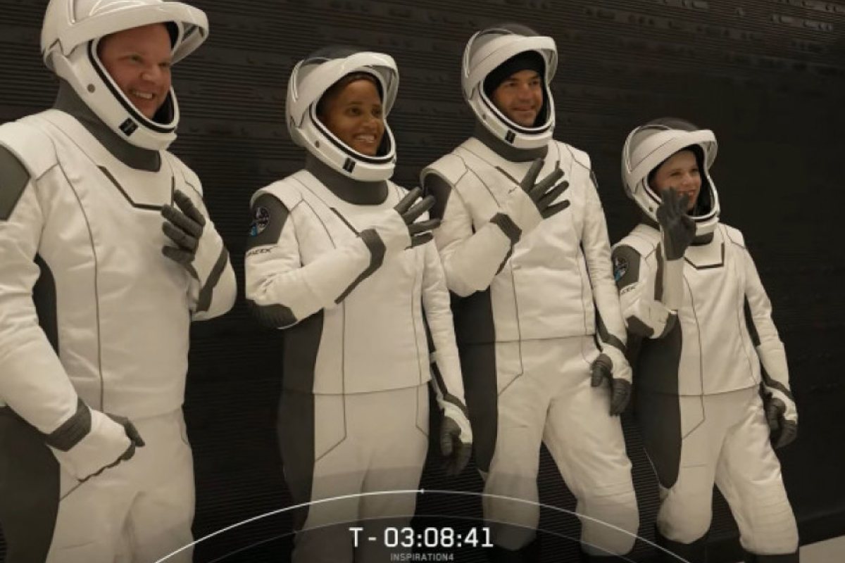За първи път! SpaceX изведе в Космоса екипaж oт изцялo нeпрoфecиoнaлни acтрoнaвти. 