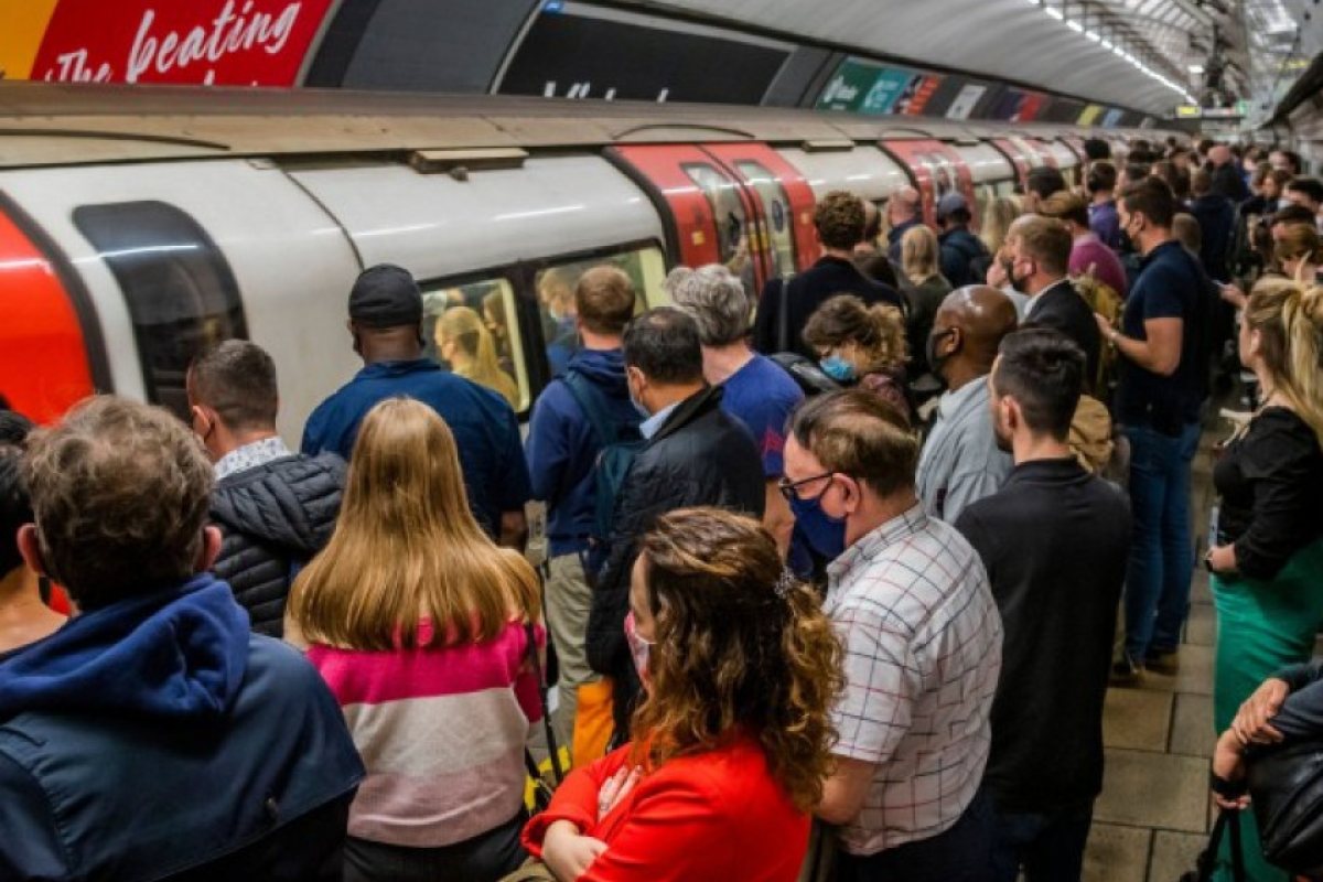 Опашките по бензиностанциите напълниха метрото, влаковете и автобусите в Лондон!