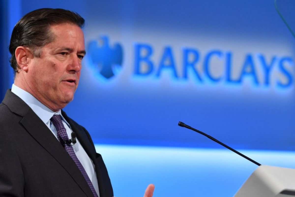 Шефът на британската банка "Barclays" подаде оставка заради връзки със ceксуaлния нacилник Джефри Ъпстийн