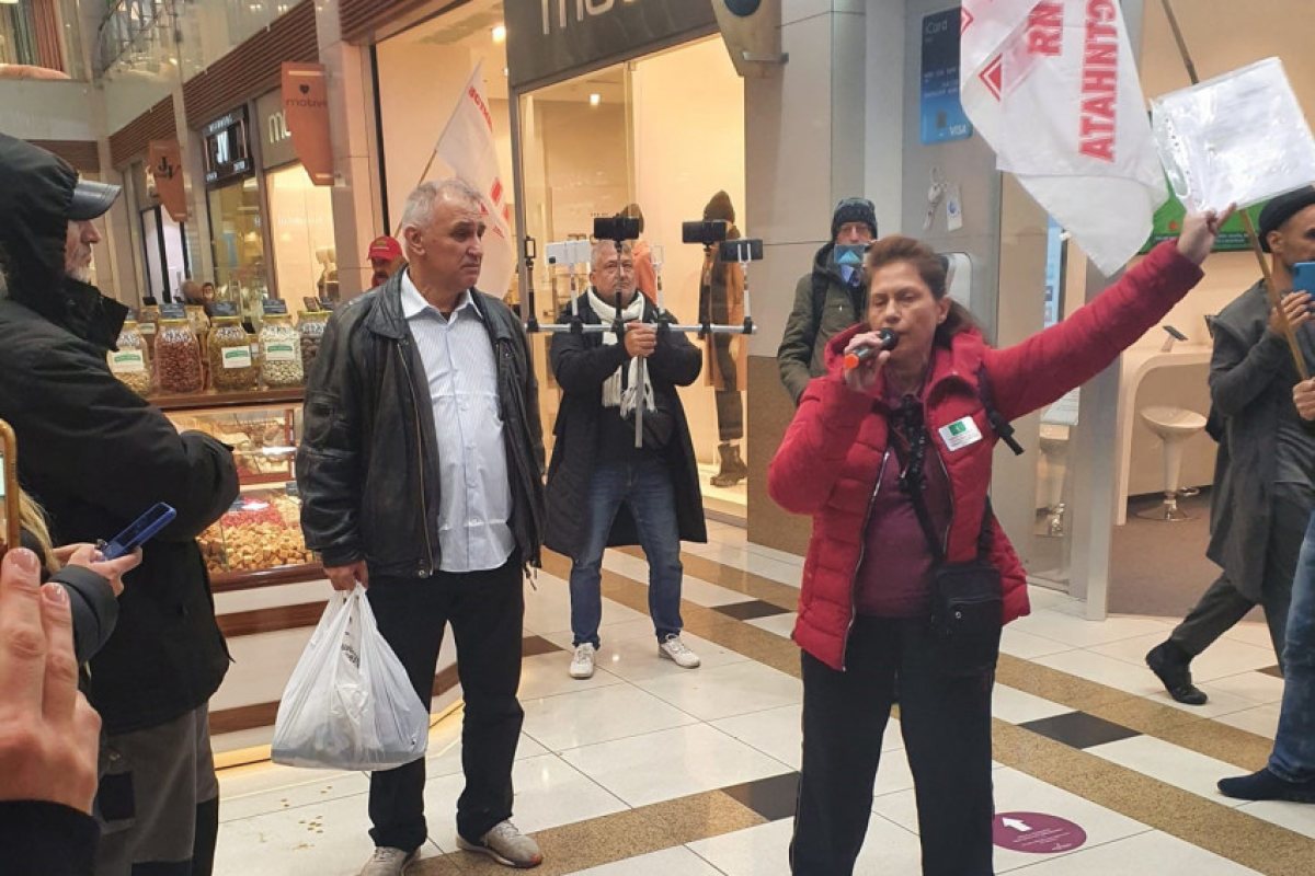 Противници на въведения у нас "зелен сертификат" нахлуха в софийски мол