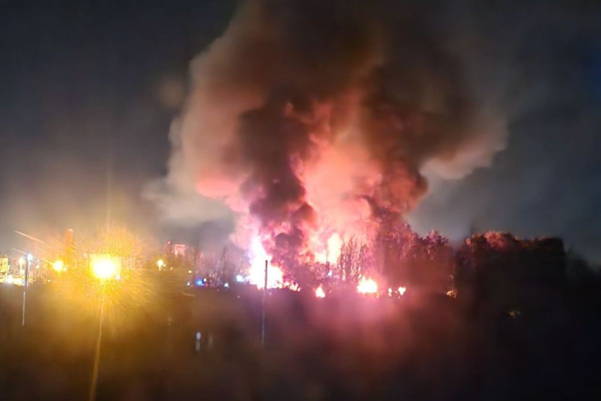 Над 40 автомобила бяха подпалени и изгоряха в Южен Глостършир