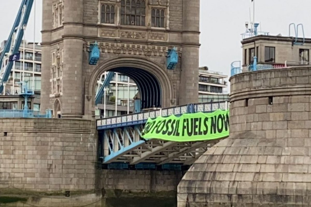 Протест на Extinction Rebellion затвори Тауър Бридж