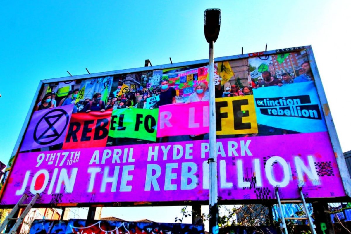 Активисти на Extinction Rebellion са арестувани, докато полицията разчисти мостовете Lambeth и Vauxhall