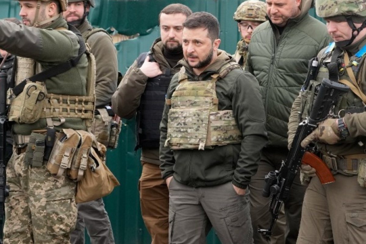 Зеленски отиде на фронта и се срещна с украинските военни, които се сражават на първа линия