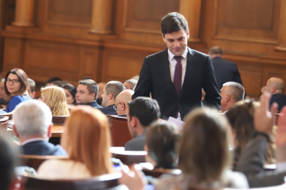 Опозицията свали председателя на парламента, след като ГЕРБ, ИТН и Възраждане гласуваха оставката му