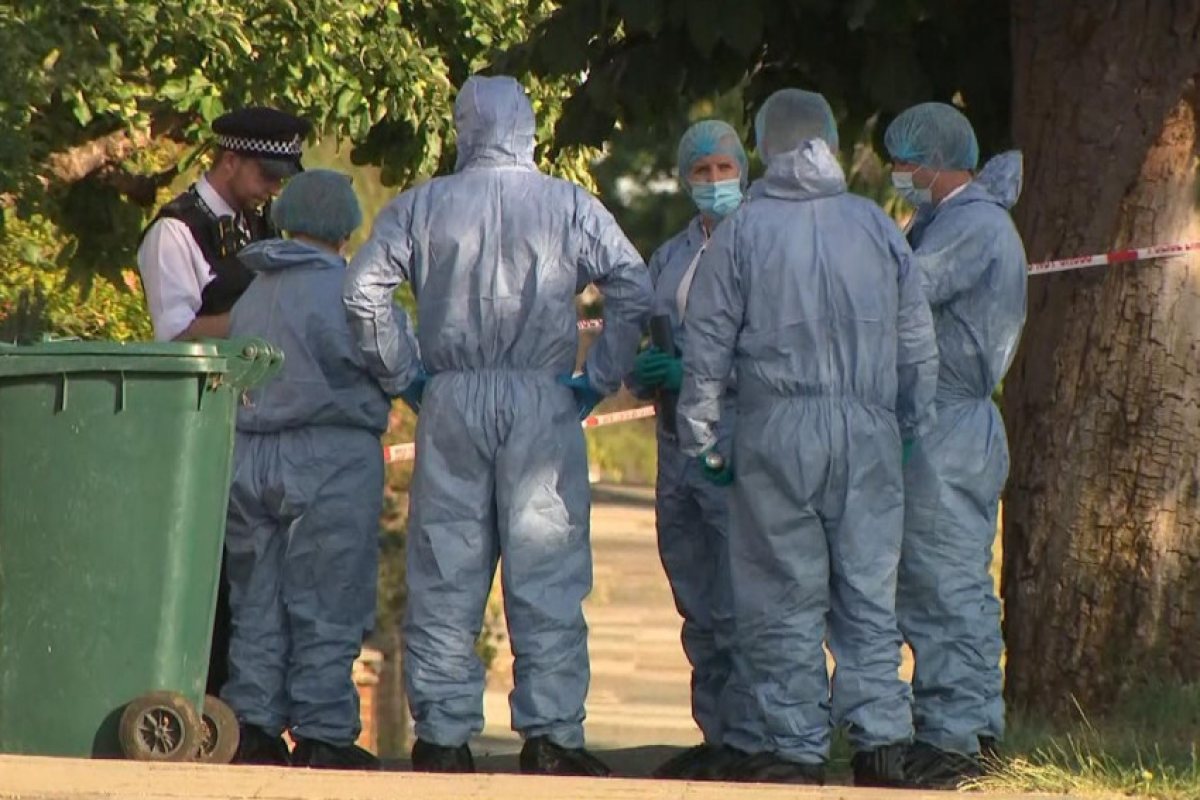 Барнет: Двойно убийство на жена и дете в северен Лондон