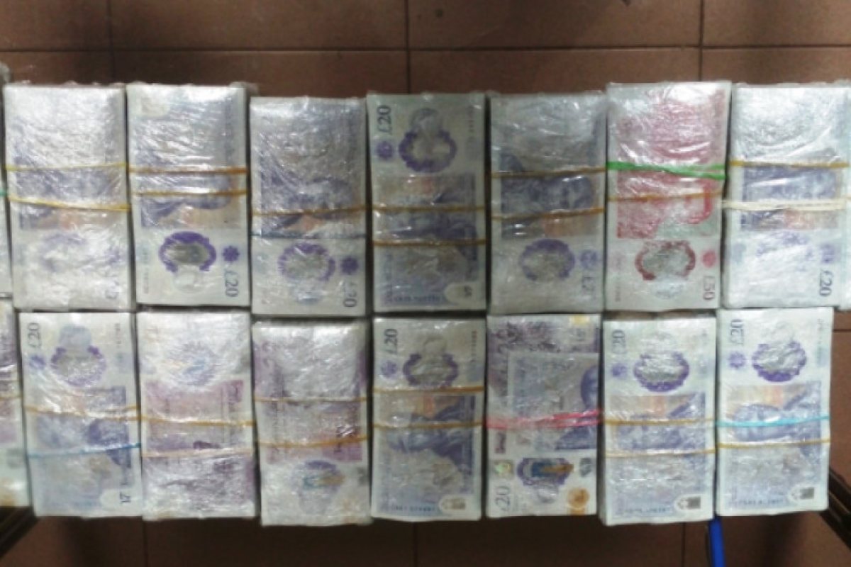 Български митничари заловиха £80 000 недекларирани паунда в купюри по £20, £10 и £5 паунда
