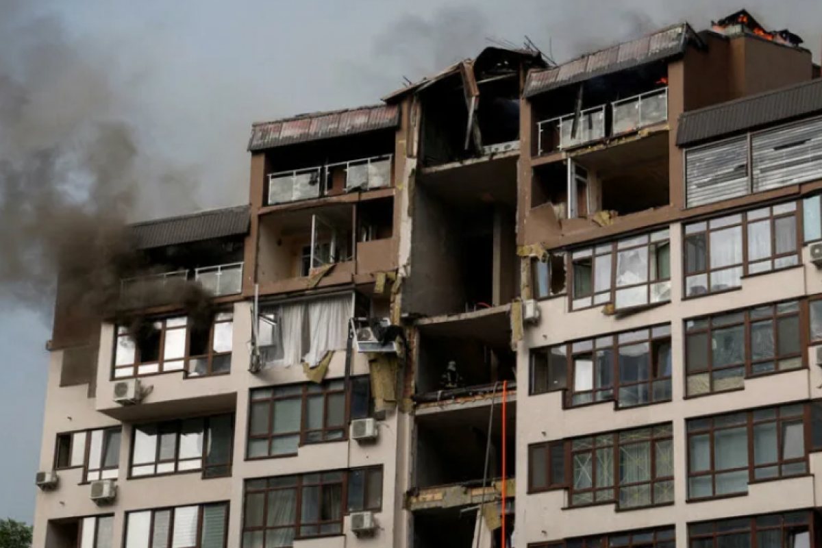 Руската ракетата ударила жилищна сграда в Киев е ранила най-малко пет човека