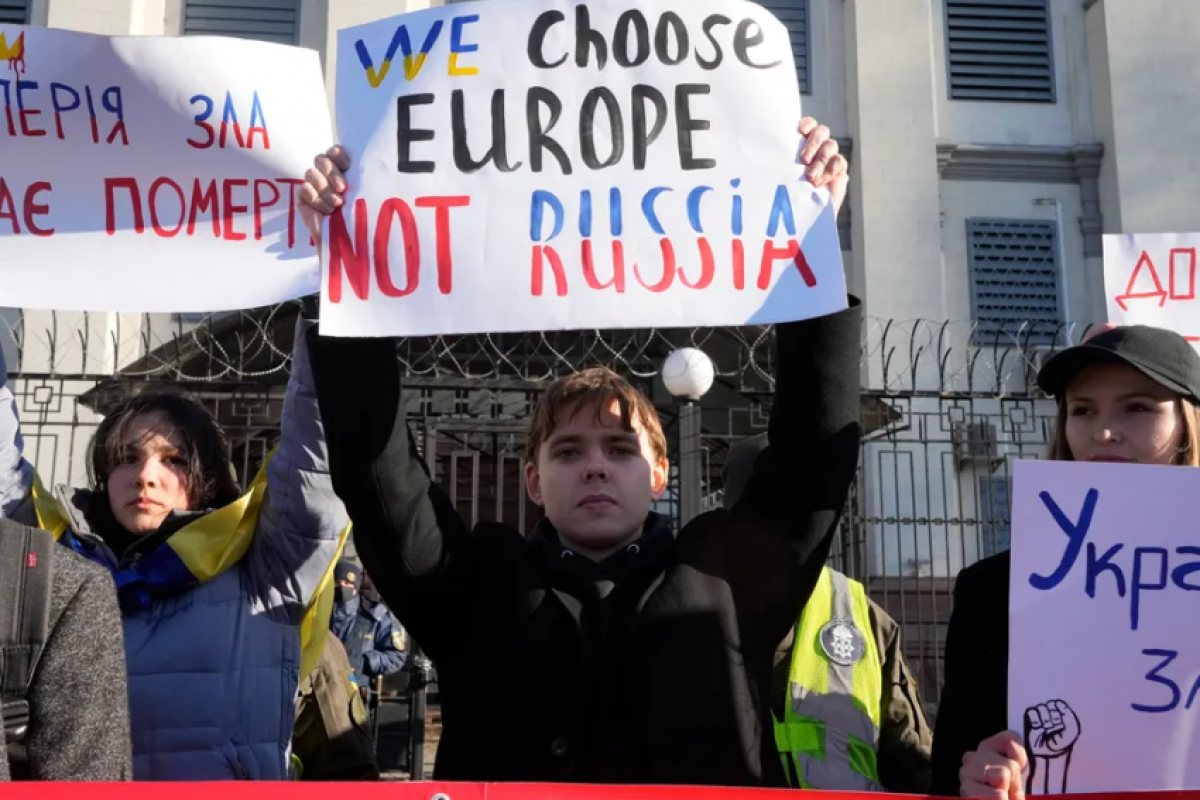 Само за един ден в Румъния са влезли над 12 000 украинци, бягащи от инвазията на Русия в страната им
