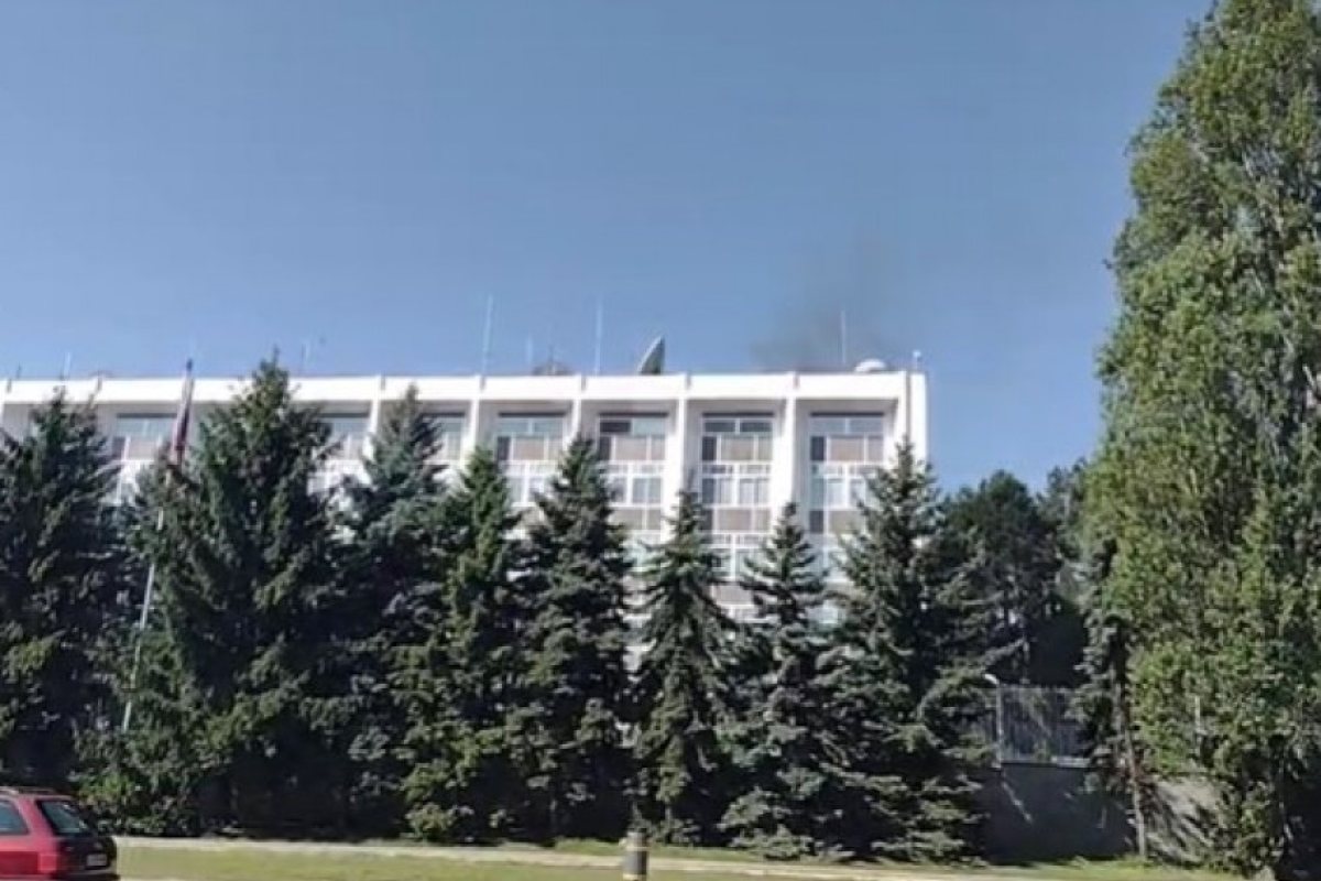 ИЗВЪНРЕДНО: Черен пушек се изви над Посолството на Русия в София