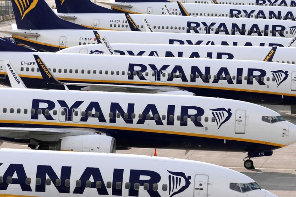 Ирландската "Райънеър" (Ryanair) и британската "Изиджет" (EasyJet) анулираха или забавиха почти 200 полета само днес