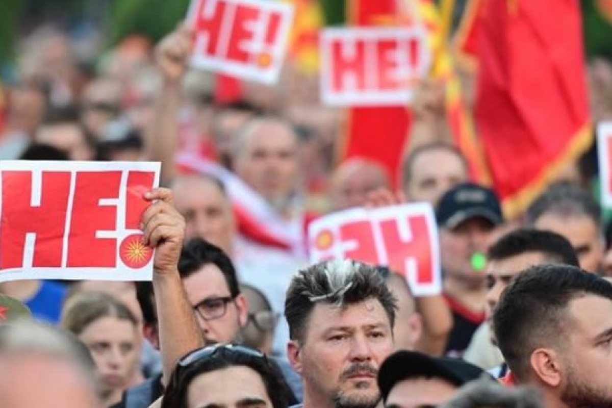 Масов протест в Скопие срещу френското споразумение и ЕС. Равносметката е близо 50 ранени полицаи, като над десет от тях са със сериозни травми