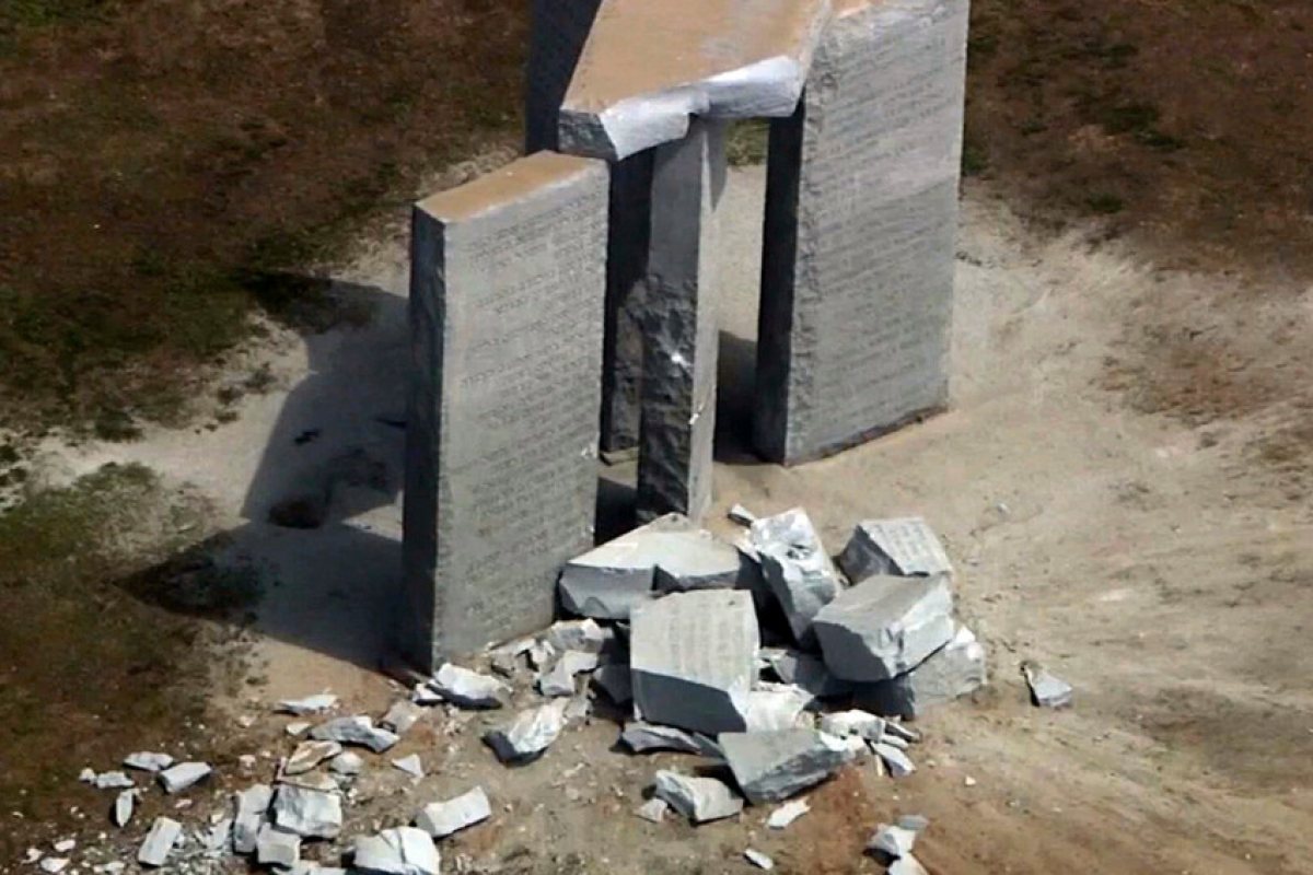 МИСТЕРИЯ: Неизвестни разрушиха ''Паметникът на сатаната" в Джорджия, странният монумент е издигнат от неизвестен спонсор през 1980 г. и е обект на множество теории на конспирацията