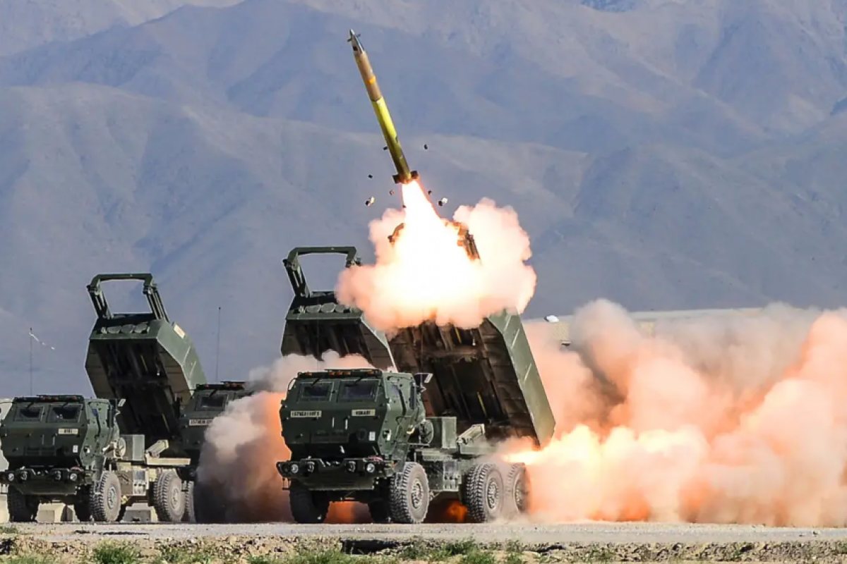 Украйна нанесе тежък удар с американската реактивна артилерийска система "HIMARS" по територия контролирана от Русия, смята се че е унищожен оръжеен склад, взривът му е избил прозорците на сградите в радиус от два километра. Има жертви и ранени..