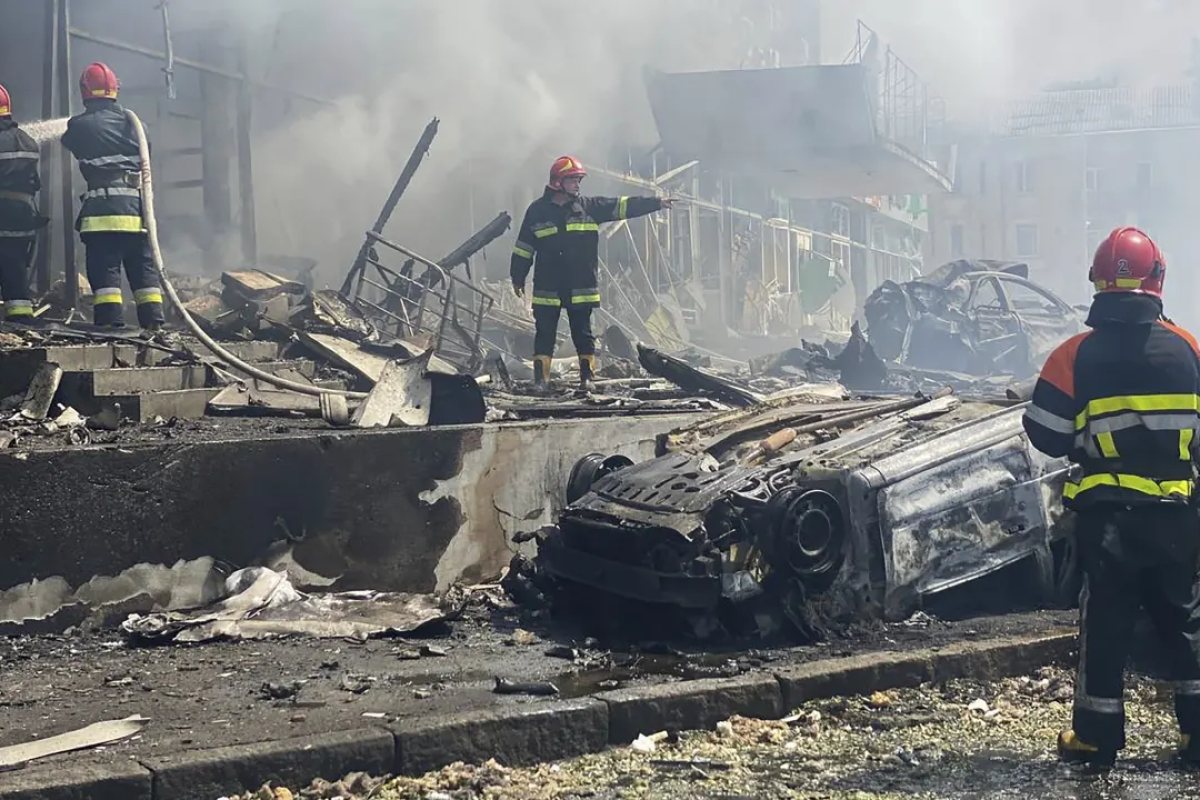 Русия продължава с масовите ракетни обстрели на украински градове, три руски ракети "Калибър" са поразили центъра на украинския град Виница, загинали са 12 човека, а поне 25 са били ранени